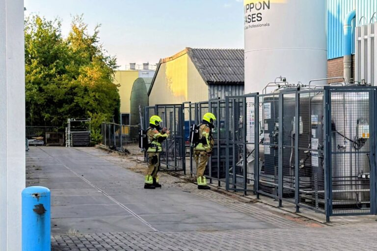 Stikstof spuit onder hoge druk uit tank na lekkage