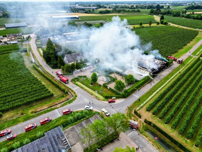 Grote brand in loods bij hoveniersbedrijf