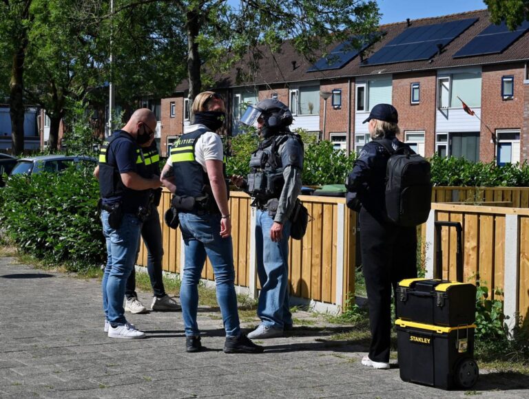 Arrestatieteam valt woning binnen