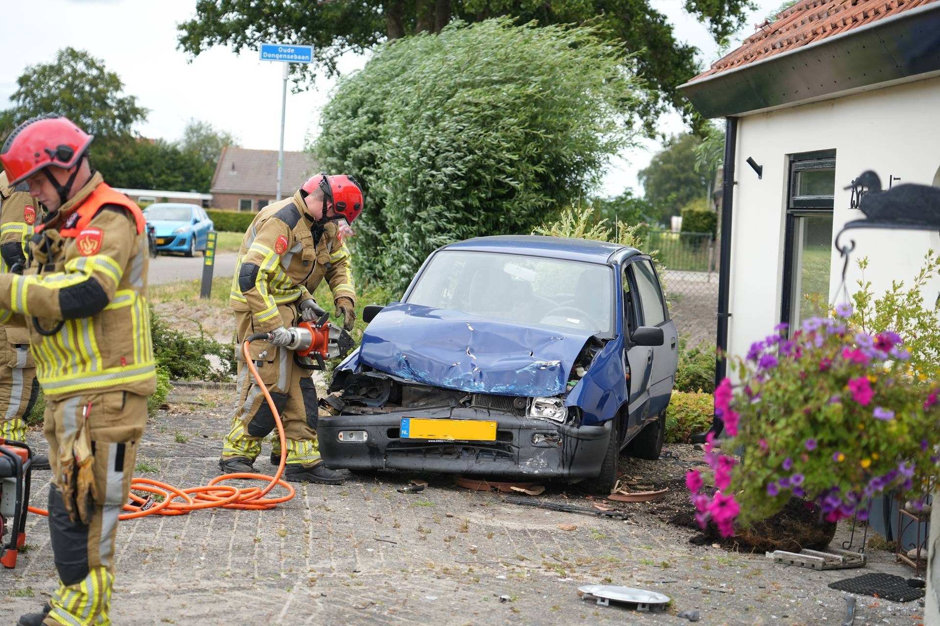 Maaltijdbezorger rijdt met auto tegen woning