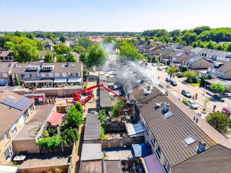Brandweer bestrijdt vuur in dakconstructie