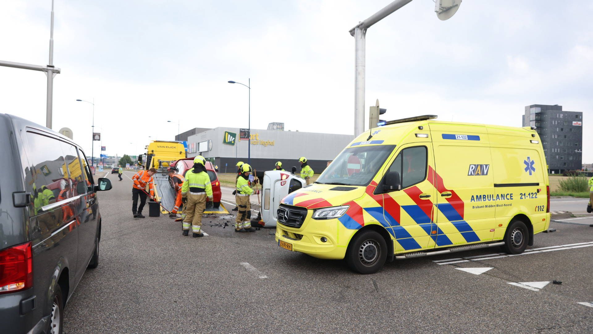 Auto belandt op zijn kant na botsing
