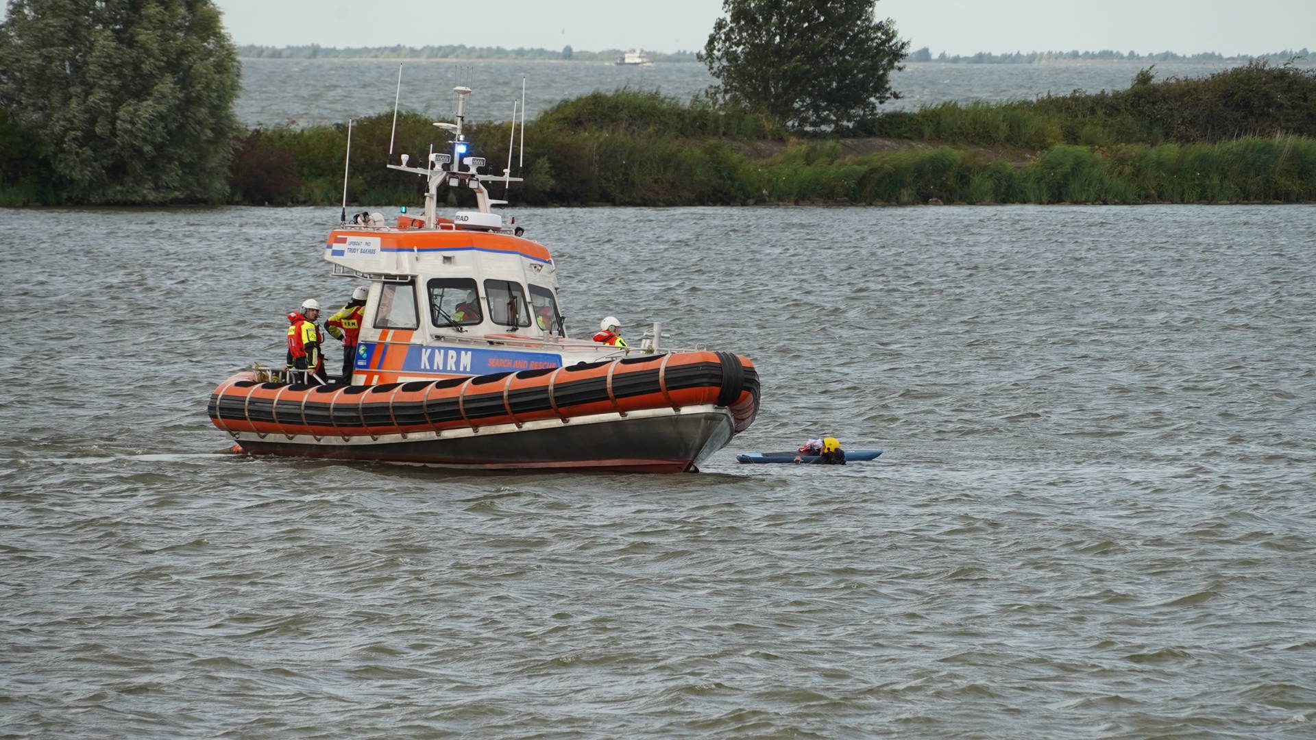 Zoekactie naar twee suppers op het water