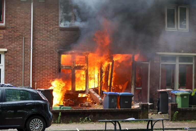 UPDATE: Explosie veroorzaakt uitslaande woningbrand, vijftien woningen ontruimd
