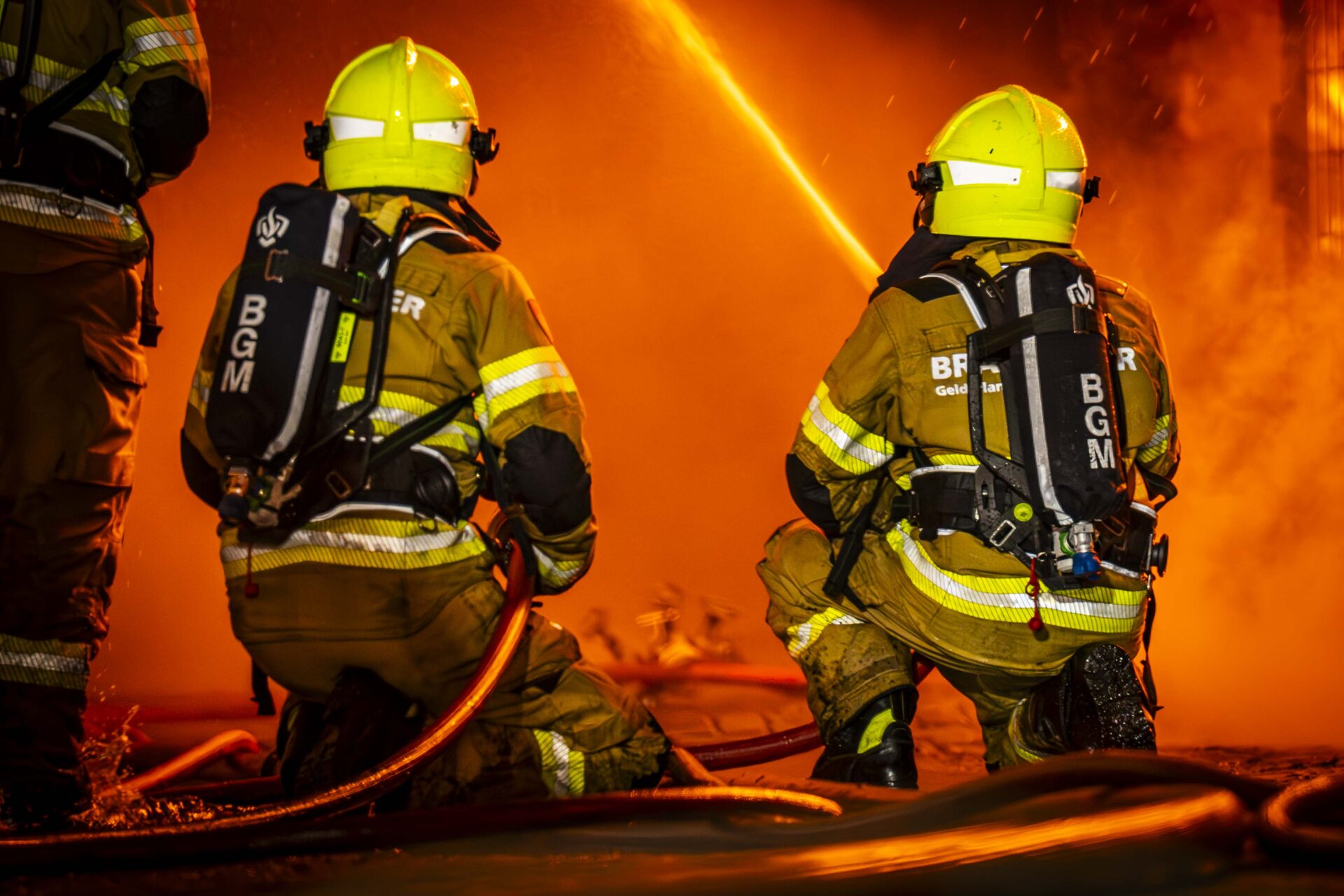 Drie woningen zwaar beschadigd door grote brand