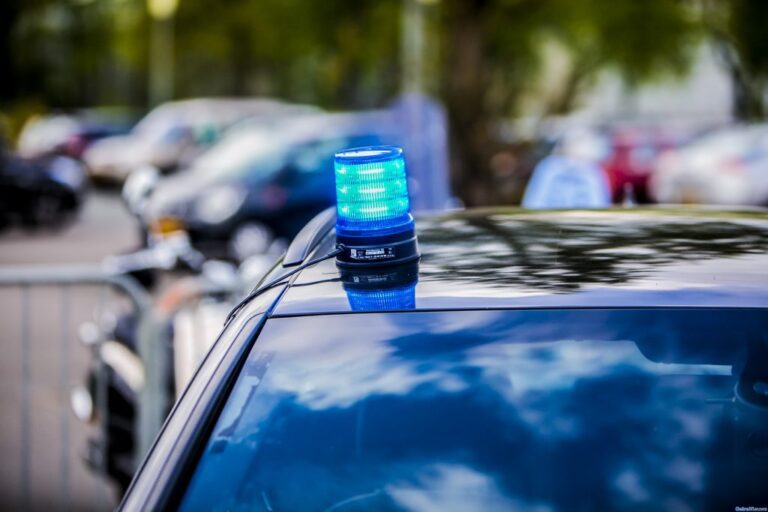 Man onder schot gehouden na melding van vuurwapen, blijkt telefoon vast te houden