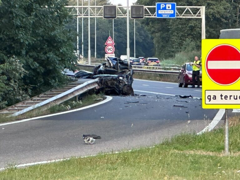 Dode bij ernstig ongeval tussen auto en vrachtwagen op snelweg