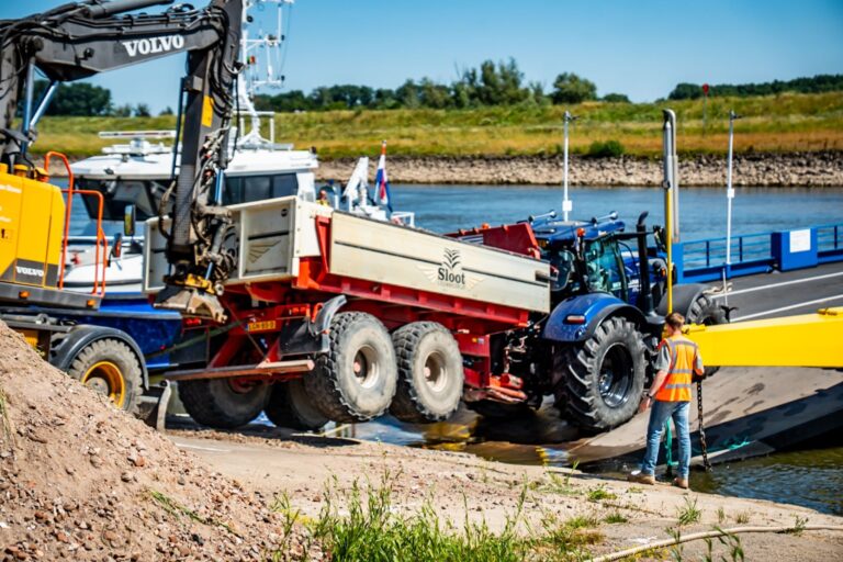 Tractor met aanhanger vast bij veerpont