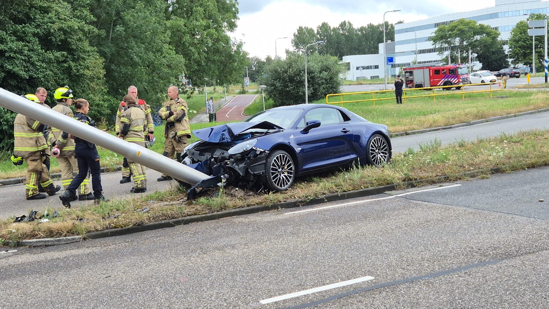 Sportwagen van 80.000 euro zwaar beschadigd na botsing
