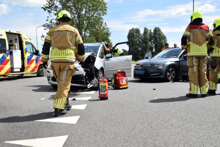 Twee bestuursters bekneld na frontale botsing