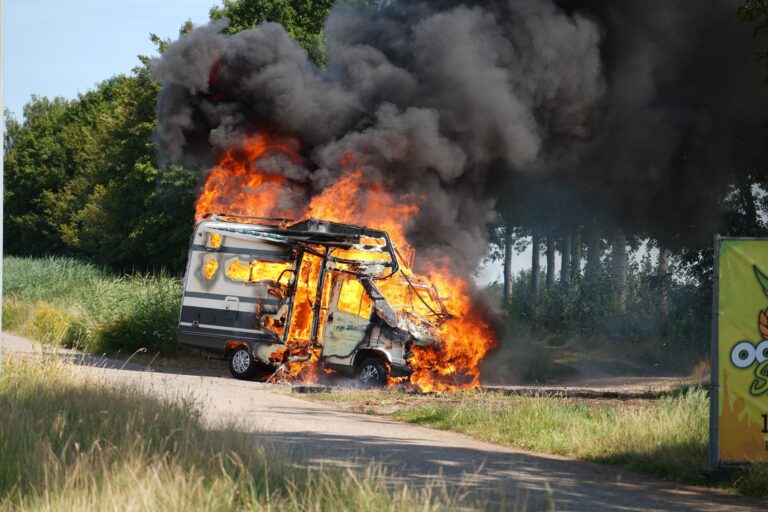 Camper uitgebrand, mogelijk gasflessen ontploft