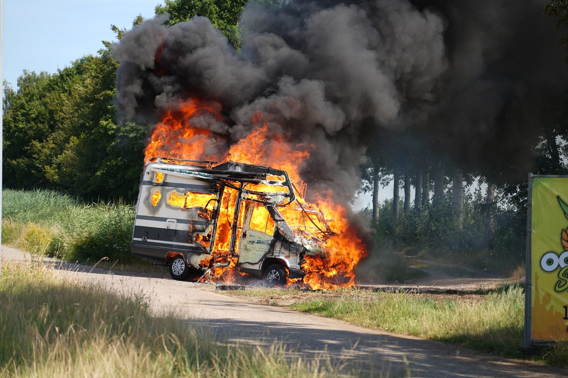 Camper uitgebrand, mogelijk gasflessen ontploft