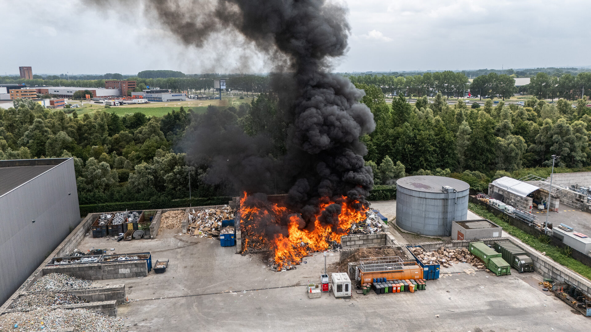 Weer flinke brand bij afvalverwerker, dikke zwarte rookwolken zichtbaar
