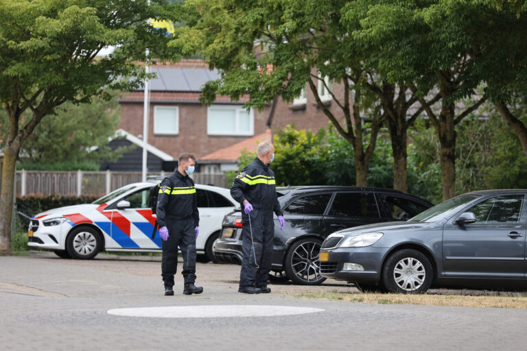 Politie onderzoekt verdachte auto, straat afgezet