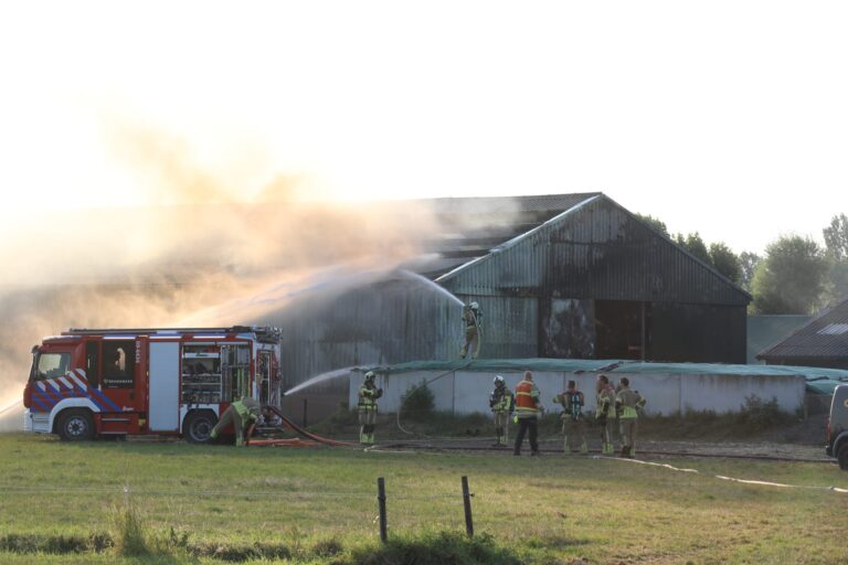 Zeer grote brand verwoest schuur met hooi en werktuigen