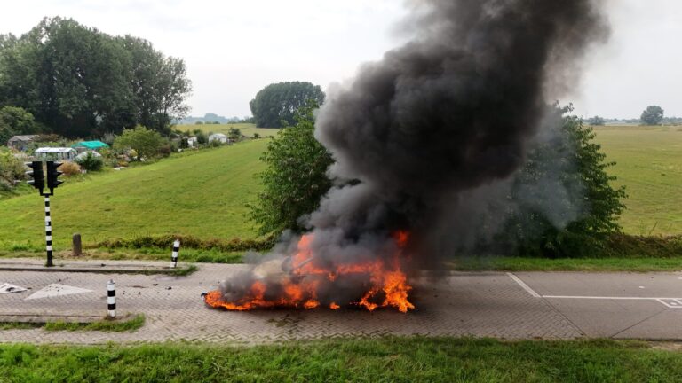 Elektrische auto vliegt in brand bij verkeerspiramide