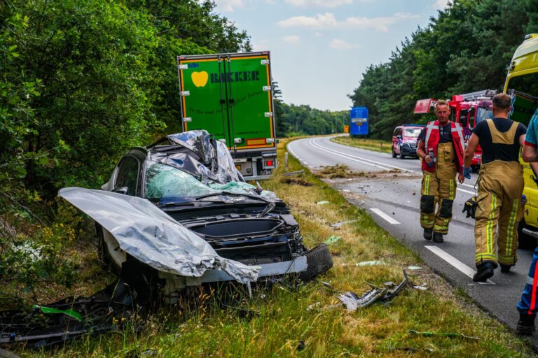 Man overleden na frontale botsing met vrachtwagen