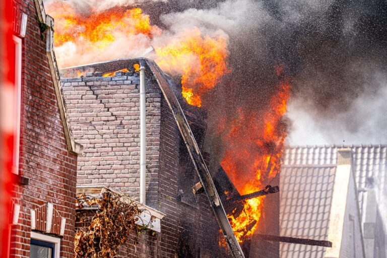 Achterzijde pand stort in bij zeer grote brand in centrum