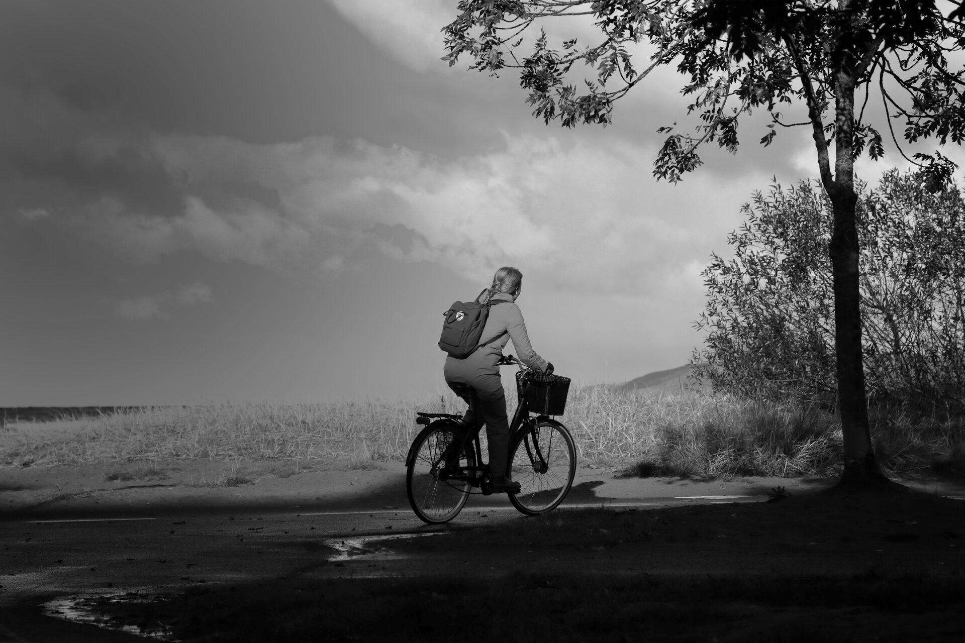 Vrouw belt angstig haar moeder tijdens het fietsen en krijgt boete