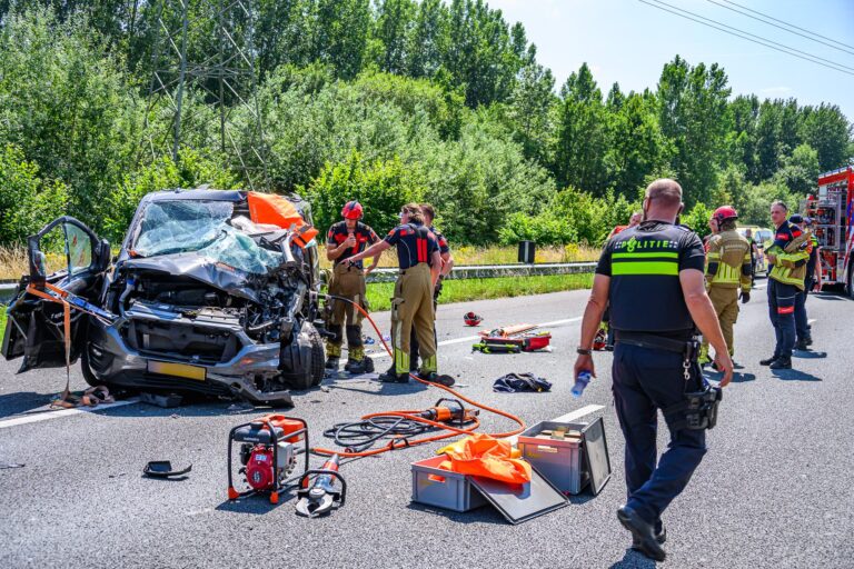 Persoon bekneld na ernstig ongeval op snelweg