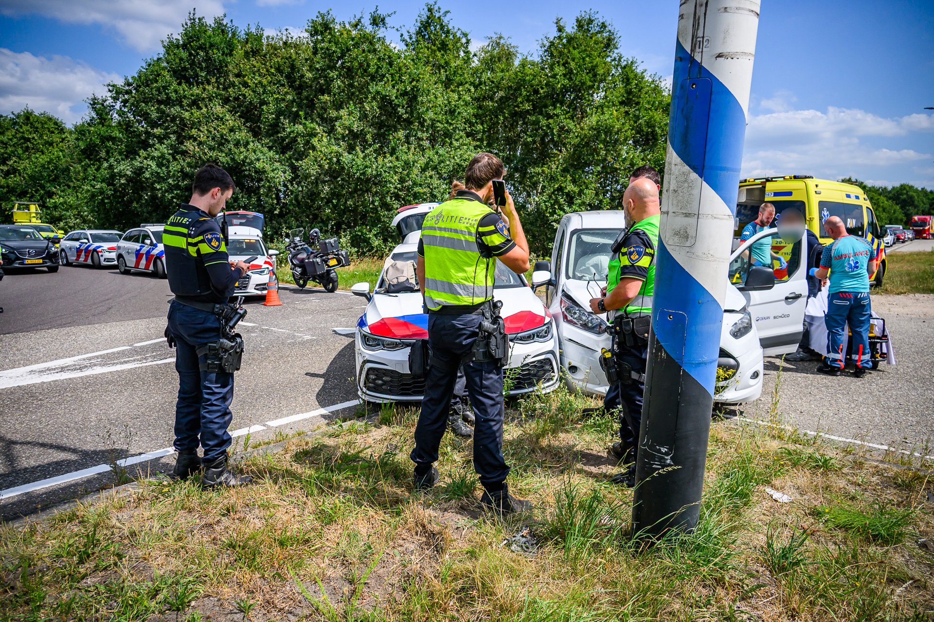 Politieauto botst op bestelauto bij aansluiting snelweg