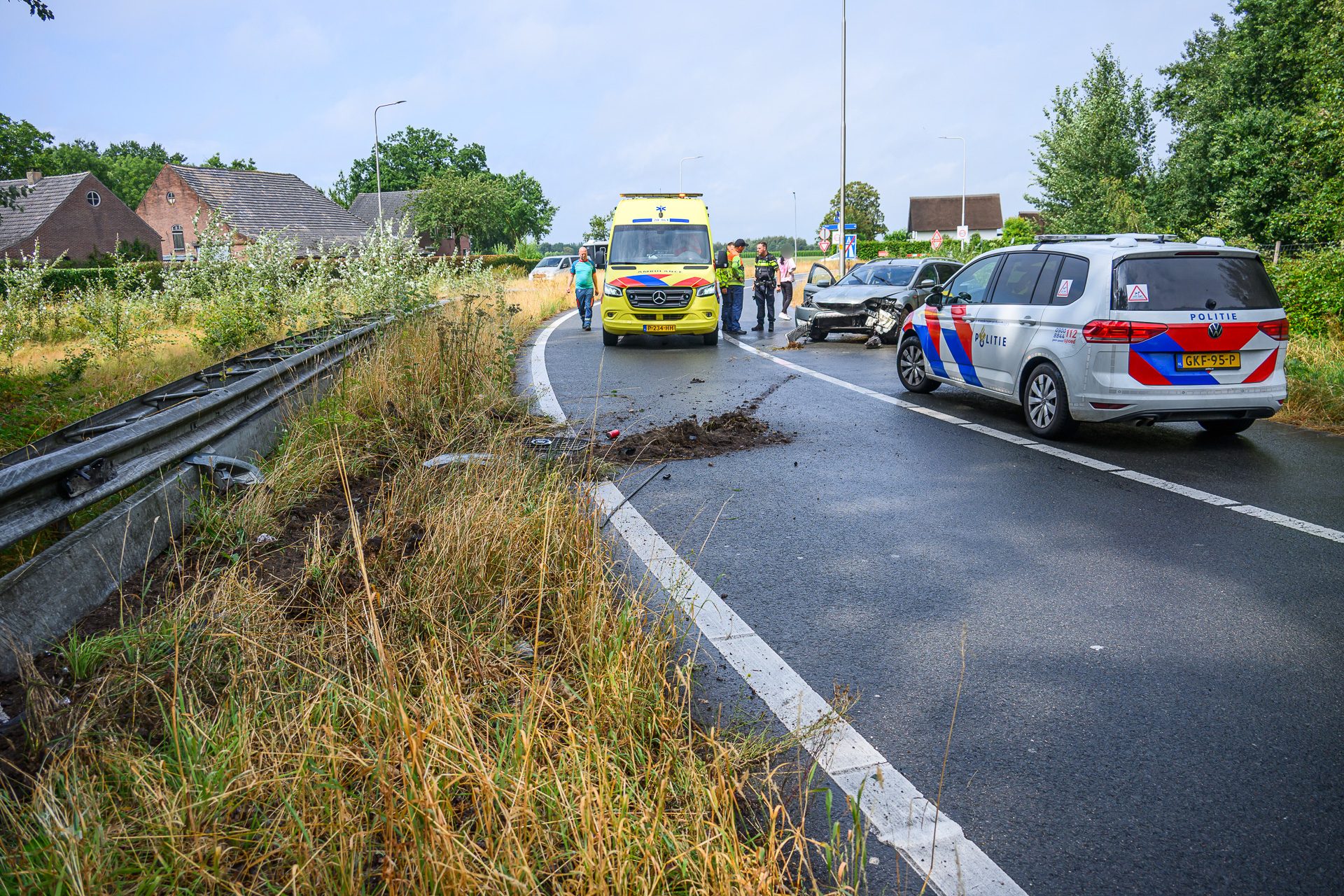 Vrouw zonder rijbewijs vliegt uit bocht op afrit