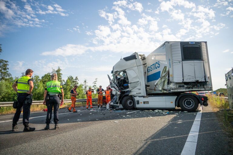 UPDATE: Vrachtwagen rijdt in op file, brand breekt uit en één persoon overlijdt