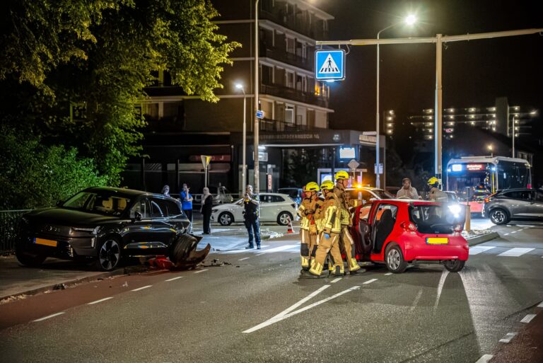Crash tegen geparkeerde auto, vier gewonden