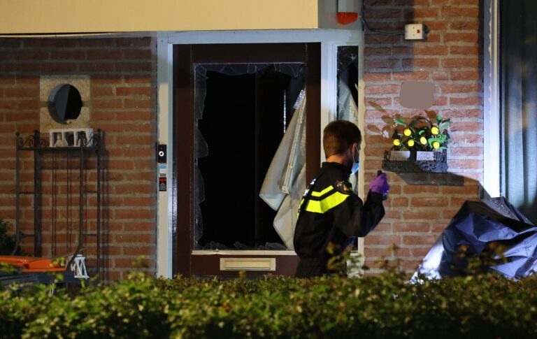 Woning beschadigd door explosie, politie zoekt dader