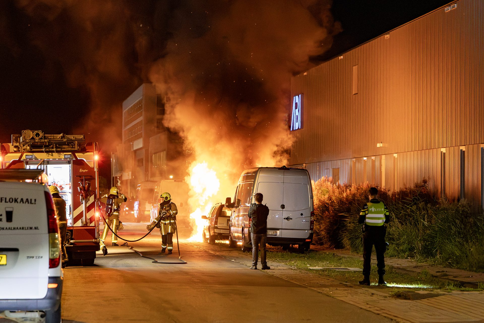 Twee voertuigen in lichterlaaie, brandweer voorkomt overslag
