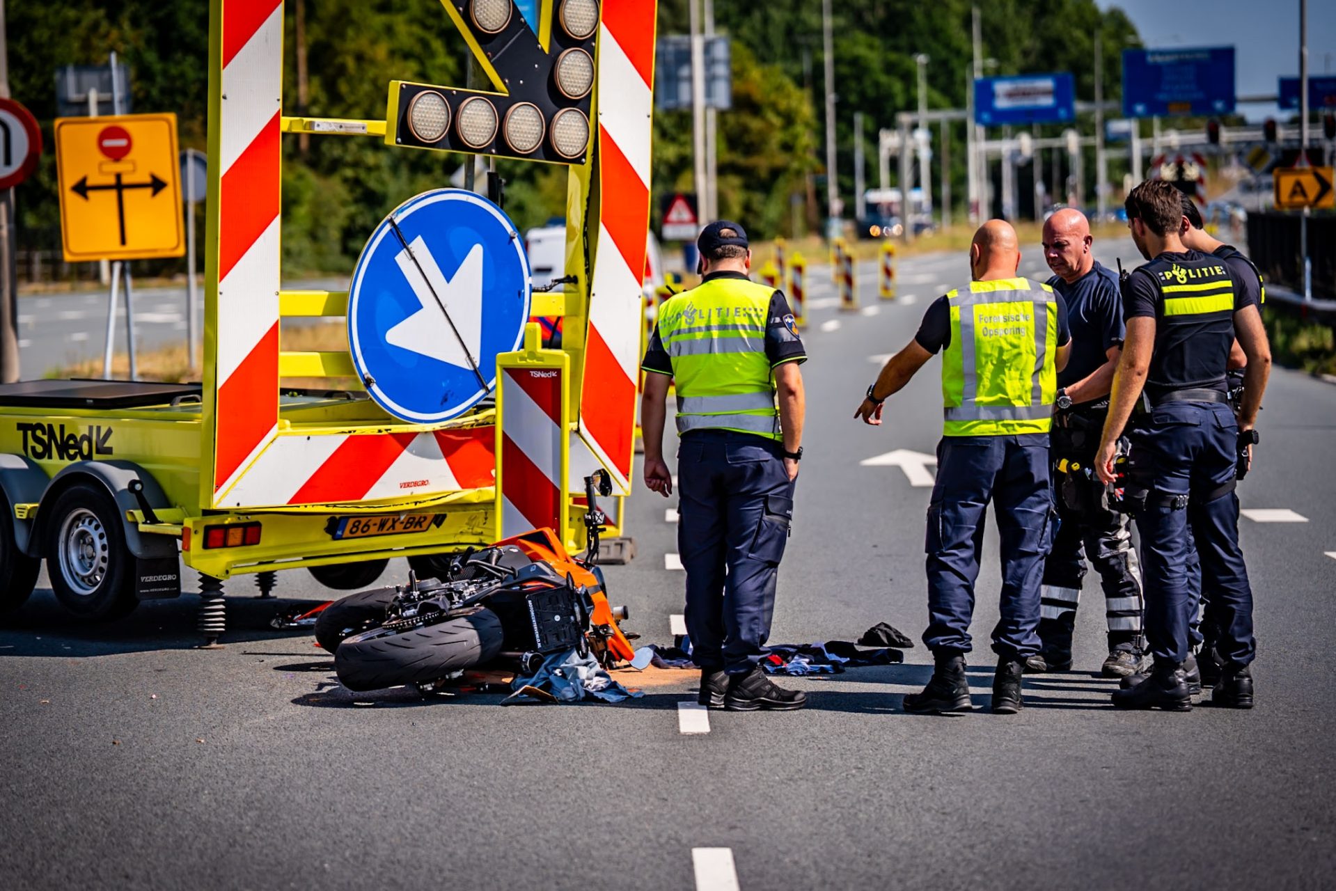 UPDATE: Motorrijder 22-Jarige man in levensgevaar na botsing tegen pijlwagen