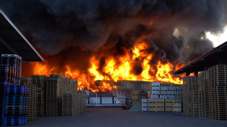 Grote brand in industriepand veroorzaakt enorme rookpluim boven stad