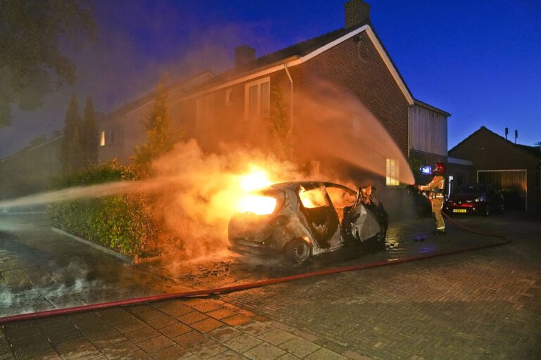 Elektrische auto in lichterlaaie tijdens opladen