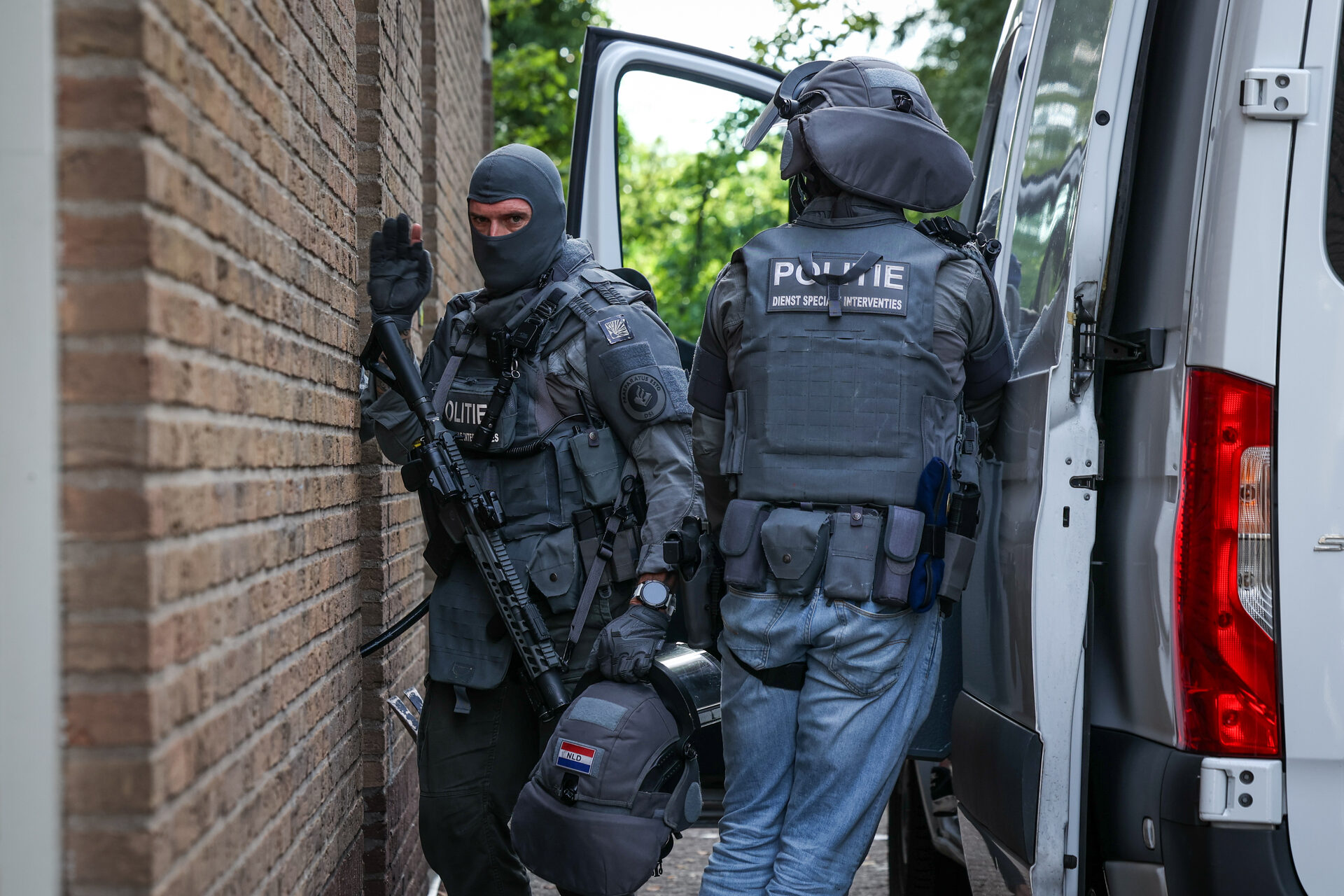 Arrestatieteam doet instap na melding mogelijk vuurwapen