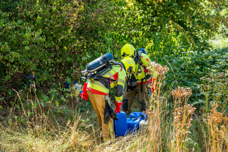 Negen jerrycans met onbekende vloeistof gedumpt
