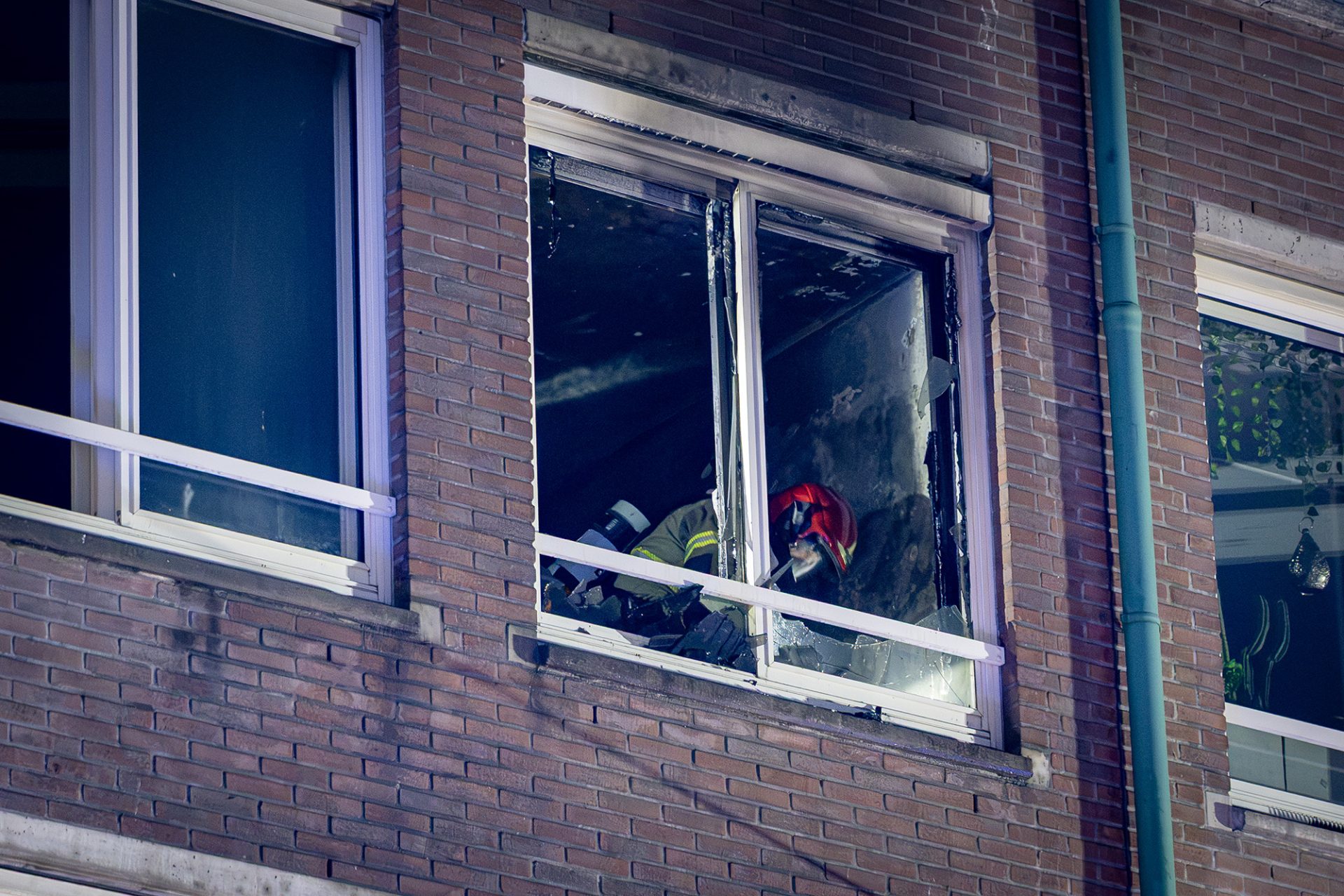 Appartement verwoest tijdens felle brand in Amsterdam