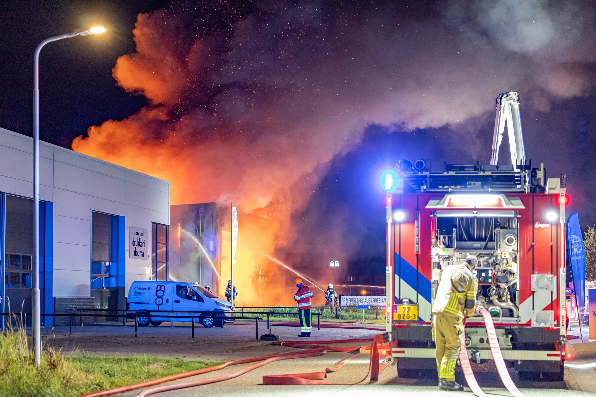Grote brand verwoest meubelmakerij, pand ingestort