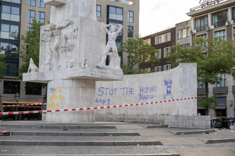 Nationaal Monument op de Dam beklad, politie zet gebied af