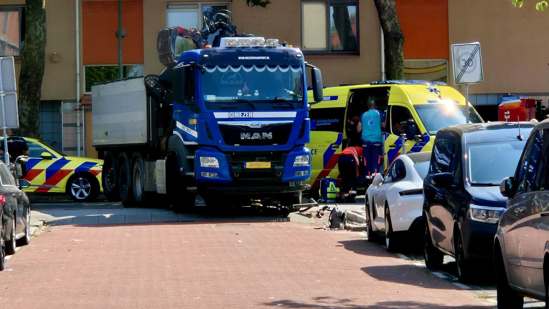Fietser zwaargewond na aanrijding met vrachtwagen
