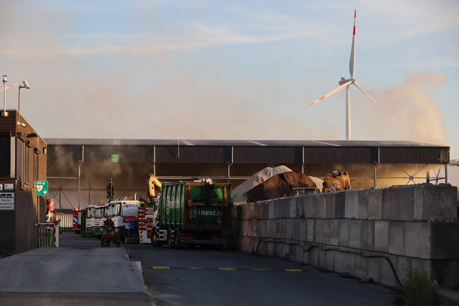 Veel rook bij brand op industrieterrein op industrieterrein bij recyclingbedrijf