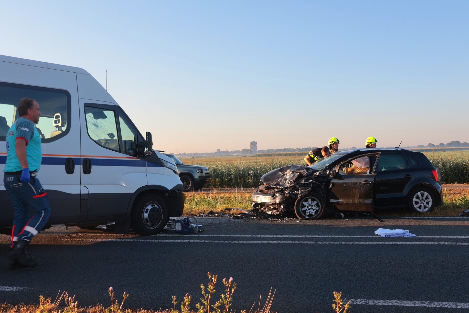 Drie gewonden bij frontale botsing met visboerbus