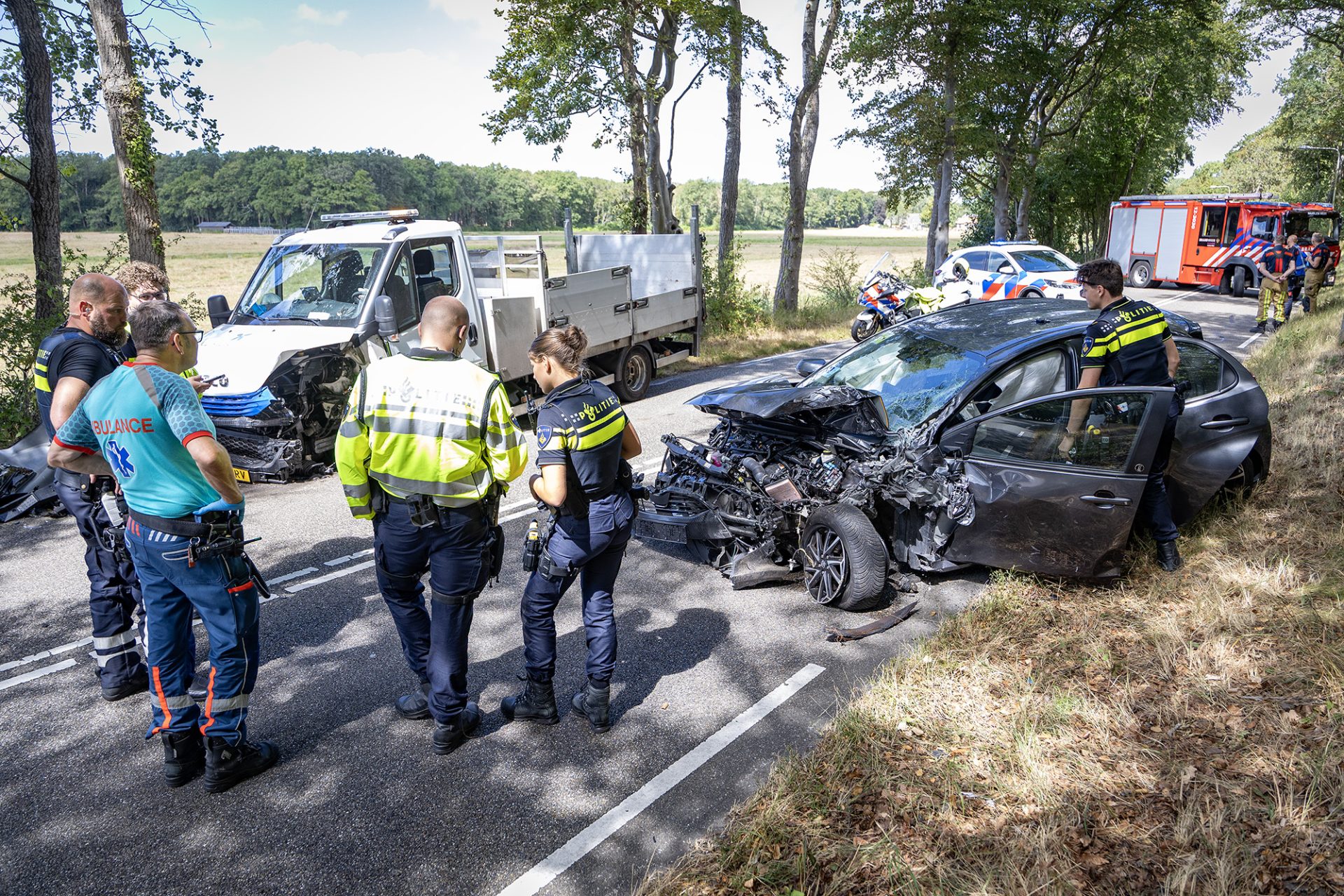 Twee gewonden bij zware botsing met gemeentewagen