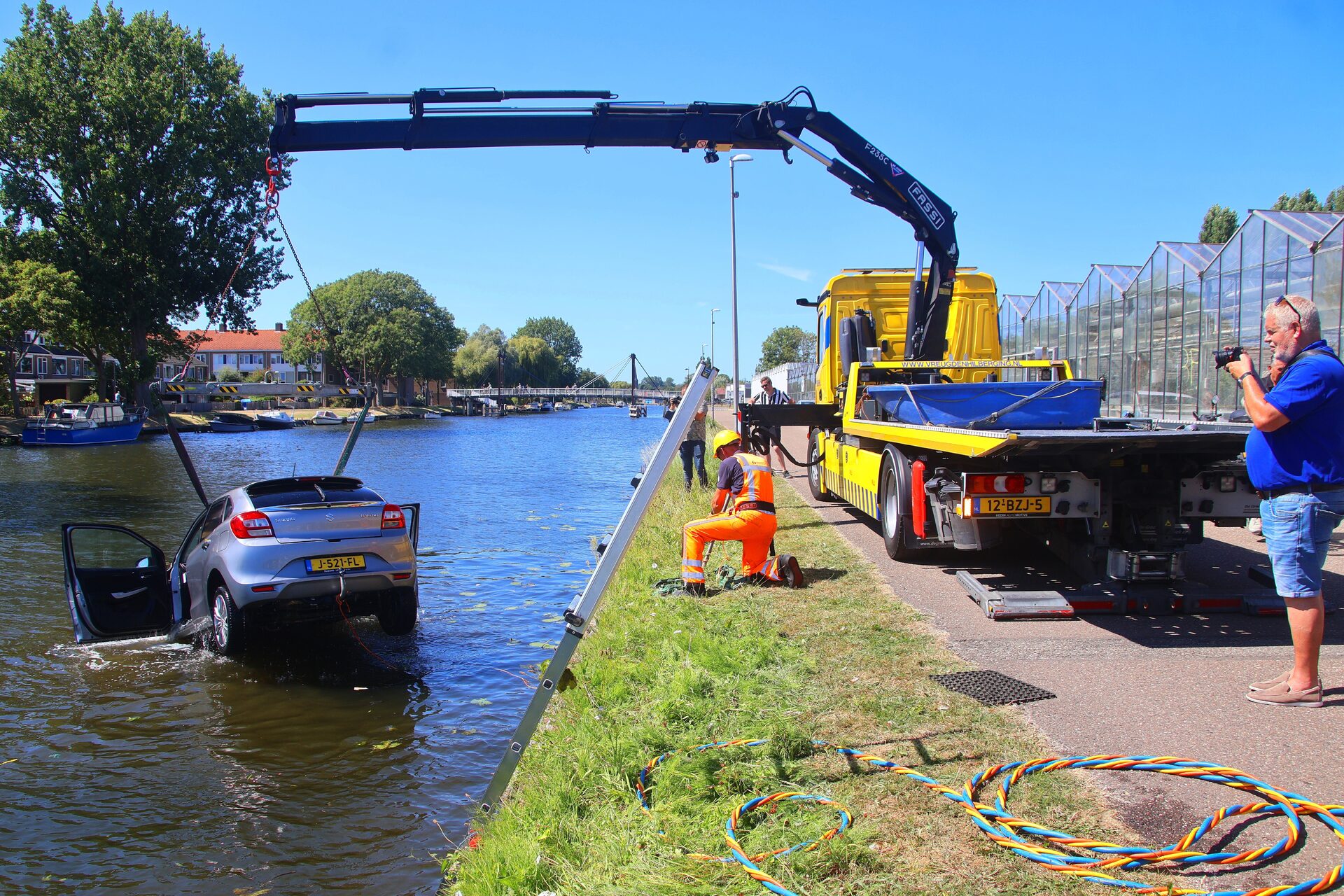 Bestuurder vergeet handrem, auto rolt het water in en zinkt