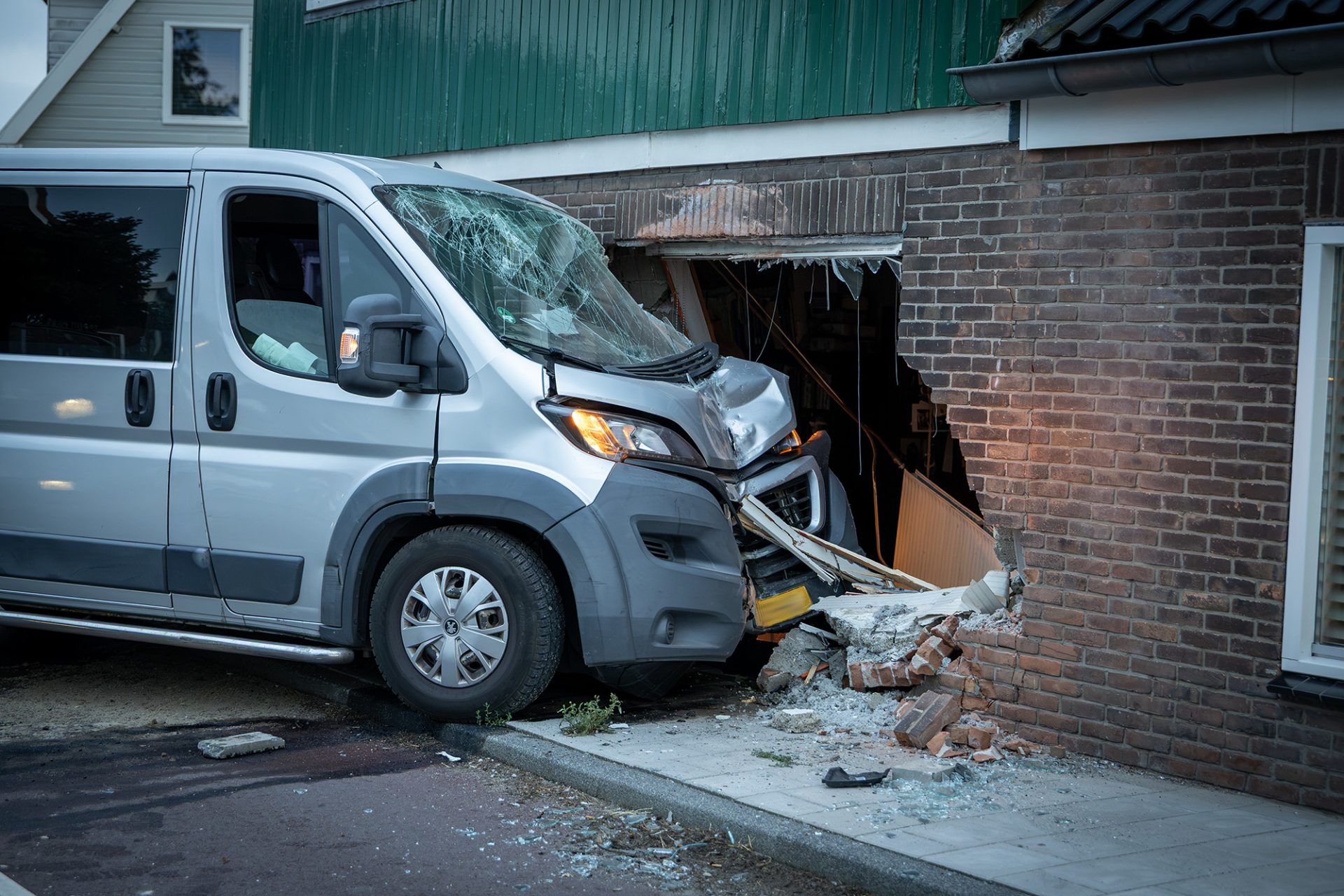 Bestelbus rijdt woning binnen, bestuurder test positief op alcohol