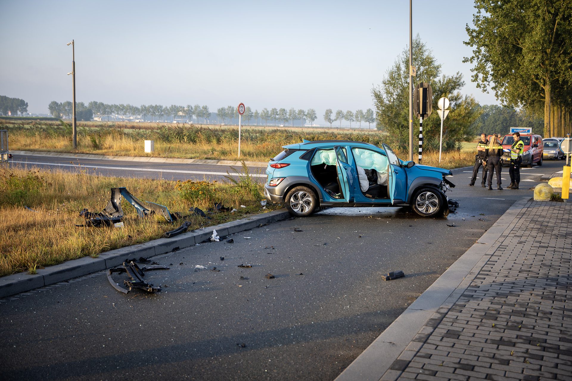 Brandweer knipt auto open na zware botsing in Hoofddorp