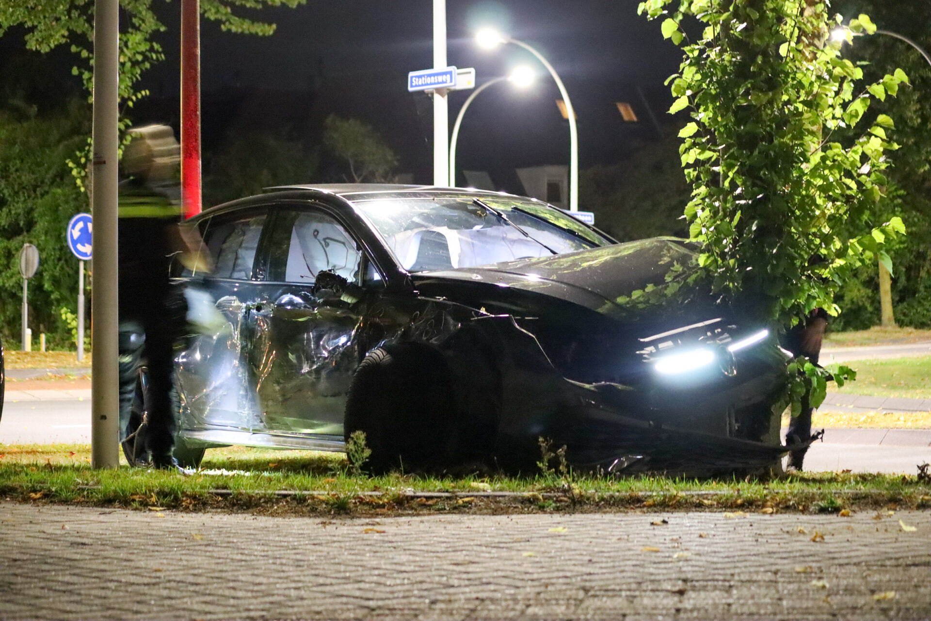 Bestuurder vlucht na botsing tegen bomen in Lelystad