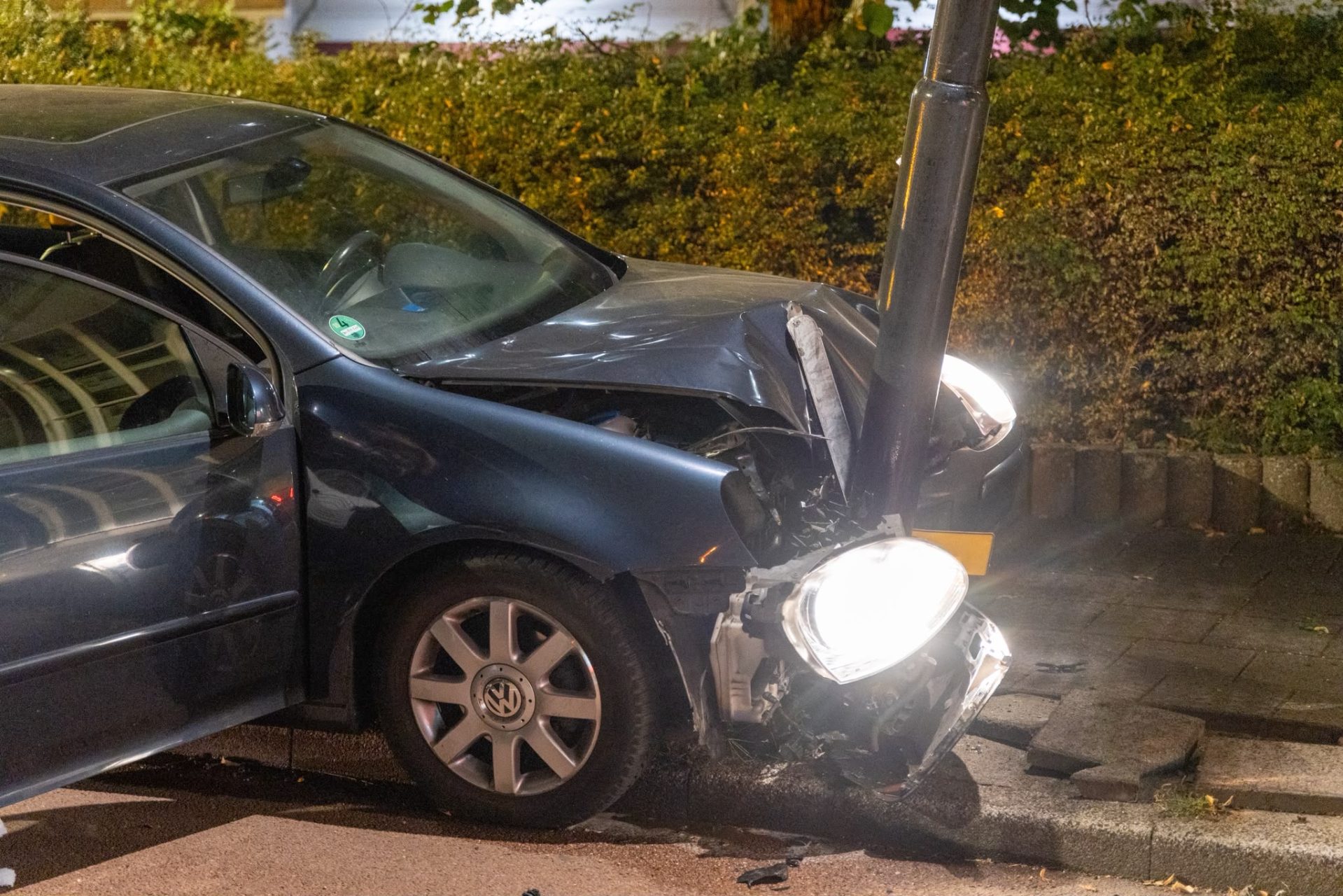 Auto ramt lantaarnpaal in Beverwijk, twee gewonden