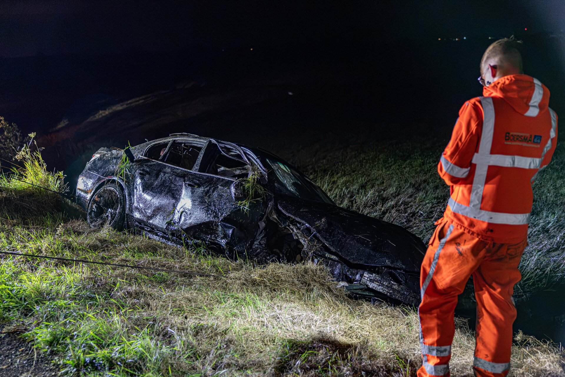 Auto crasht in sloot, twee gewonden