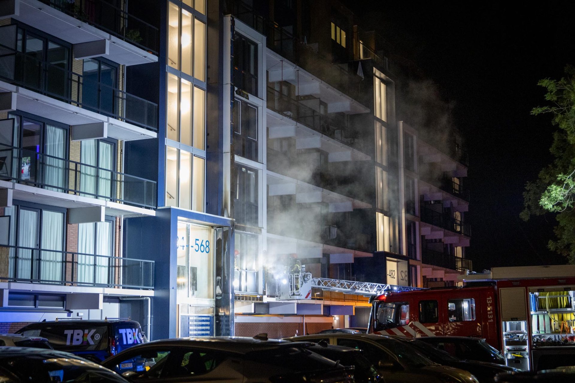 Gevel van flat in brand na explosie