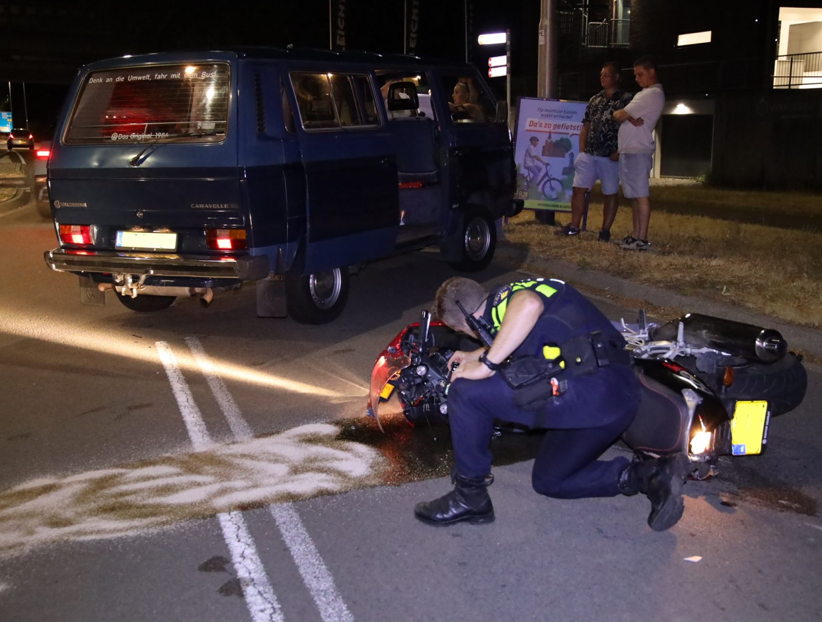 Motorrijder gewond na botsing met busje
